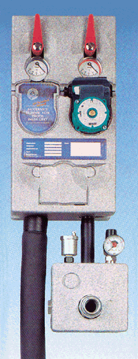 Bild 13: Silentgruppe, bestehend aus Schnellentlüfter, Sicherheitsgruppe, Umwälzpumpe, Schwerkraftbremse, Thermometern und Absperrarmaturen sowie kompletter Wärmedämmung (Meibes GmbH, Burgwedel).