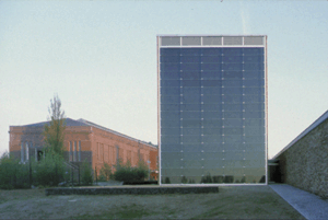 Viergeschossiger Wandkollektor als Südfassade des Gründerzentrums Hambau in Hamm-Heessen (Architekten: Hegger Hegger Schleiff HHS Planer + Architekten BDA)