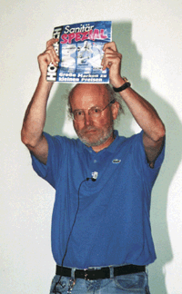 Prof. Küthe sieht in solchen "Sanitär Spezial" Broschüren die Herausforderung an das Handwerk.
