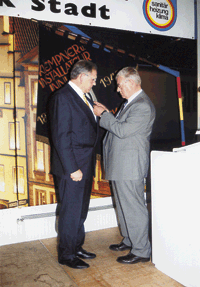 Mit der Goldenen Ehrennadel des niedersächsischen Fachverbandes Sanitär-, Heizungs-, Klima- und Klempnertechnik wurde Obermeister Hans Georg Hune (links) von Landesinnungsmeister Karl-Fritz Gertjejansen (rechts) im Rahmen der Feierlichkeiten zum 175jährigen Jubiläum der Osnabrücker Innung ausgezeichnet. Hune habe sich auf den verschiedensten Ebenen, unter anderem auch im Vorstand des Fachverbandes, sehr engagiert für die berufständischen Interessen eingesetzt.