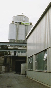 Betonwerk in Ettlingen/Baden. Rechts Produktionshalle mit 2000 m2 Dachfläche, dahinter Mischturm. Foto: Mallbeton