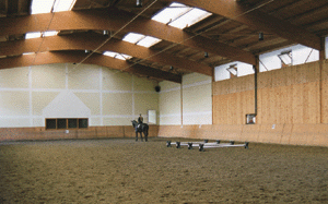 Reithalle mit automatischer Beregnungsanlage. Foto: König