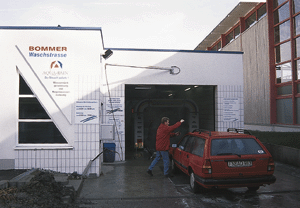 Waschstraße der Firma Bommer, Hochdruck-Vorwäsche für PKW. Regenwasser-Erwärmung mit Solar- und Brennwertheizung. Foto: König