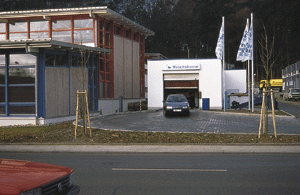 Gewerbliche PKW-Waschstraße der Firma Bommer, Überlingen. Nutzung des Regenwassers von benachbarten Gebäuden. Foto: König