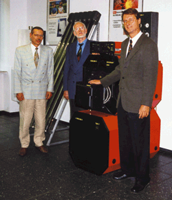 Zum Gruppenfoto aufgestellt haben sich Dr. Heiner Fröling, Geschäftsführer und Mitinhaber der Fröling GmbH, Dipl.-Ing. Robert Kremer, Entwicklungsleiter des Unternehmens, sowie Dr.-Ing. Peter Ludemann, ebenfalls Geschäftsführer bei Fröling (v.r.).