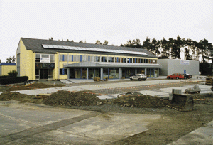 hs Heizung und Sanitär GmbH (Ulmen): rechts das Lager, links daneben das Betriebsgebäude mit 70 m2 Solaranlage, davor die Sanitärausstellung.