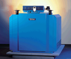 Bild 4: Atmosphärisch arbeitender Wärmeerzeuger, wie dieser Brennwertkessel im Leistungsbereich von 169 bis 418 kW, benötigen kein Brennergebläse und zeichnen sich deshalb durch eine leise Betriebsweise aus.