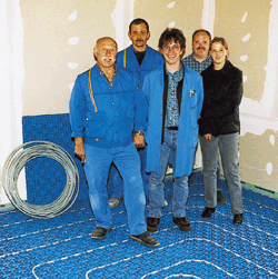 Das Team auf der Baustelle (von links): Manfred Behr, Hans Stange und Dirk Seyffarth von der Firma Seyffarth und Polytherm-Techniker Norbert Dörken mit der kaufmännischen Auszubildenden Melanie Kappenberg.