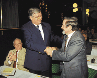 Erster Gratulant des einstimmig wiedergewählten Landesinnungsmeisters Werner Obermeier war Obermeister Hein, Innung Hof.