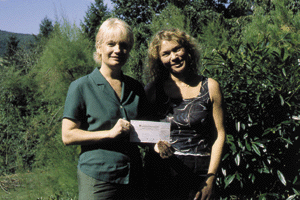 Annette Meffert erhält von Dr. Sabine Dyas, Leiterin des Referates Marketing im ZVSHK, den Gewinnscheck über 10.000 Mark.