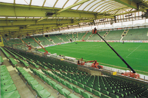 Bild 3: Strahlerinstallation in der BayArena.