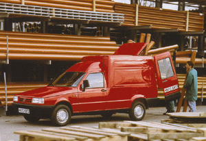 Der Fiat Fiorino zeigt sich artenreich: Es gibt ihn als Pick-up sowie mit verglastem oder geschlossenem Kasten. Beim Frachter gehört ein seitlicher Rolladen zur Wunschausstattung. Foto: Fiat