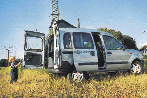 Es sieht ganz danach aus, daß der Renault Kangoo an die geschätzte Multifunktionalität seines berühmten Vorgängers R4 anknüpfen kann. Mit der Version FreeWorld gibt es jetzt auch eine erhöhte Bodenfreiheit. Foto: Th. Dietrich