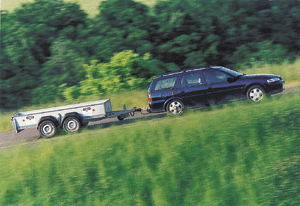 Was viele Fuhrparkbetreiber noch nicht wissen: Auch Transporte mit Pkw fallen seit 1. Juli 1999 unter den gewerblichen Güterkraftverkehr, wenn die Fahrzeuge einschließlich Anhänger mehr als 3,5 Tonnen zulässiges Gesamtgewicht haben. Foto: Opel
