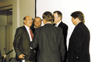 Streben mit dem Berliner Modell ein gemeinsames Ziel an (v.l.n.r.): HGF Michael von Bock und Polach, Dr. Eckhard Keill (Hüppe), Heinz Wippich (DGH), Franz Kook (Duravit) und SHK-Unternehmer Rolf Weber (Sprecher der Arbeitsgruppe Einzelhandel beim ZVSHK).