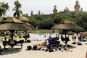 Austragungsort der WPC in Süd Afrika: Das scheinbar im Widerspruch zur Wasserknappheit liegende künstliche Meer und die Bewässerungsanlagen des Palace Hotels, Sun City.