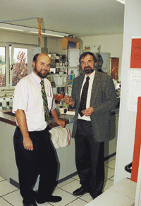 Prof. Dr. Harald Platen (links) und Dr. Heino Steinmetz untersuchten über 200 öffentliche Sanitäranlagen und stießen auf bedenkliche Zustände.