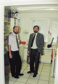 Für Prof. Dr. Harald Platen (links) und Dr. Heino Steinmetz steht fest: "Putzen will gelernt sein" und "Geeignete Technik minimiert das Infektionsrisiko auf öffentlichen Sanitäranlagen."