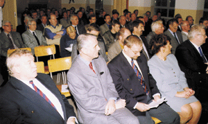 Gäste aus Politik, Handwerk, der Lehrerschaft und Klassensprecher des Heizungsbauer-Nachwuchses waren zur Jubiläumsfeier nach Garding gekommen.