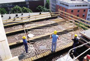 Die Verlegung der Module erfolgt im Ablauf der Deckenmontage. Die Module werden direkt mit der bauseitigen Bewehrung in die Betondecke eingelegt