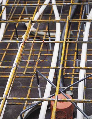 nach der Montage der oberen Bewehrung werden die Module mittels spezieller Aufzugshalter an dieser befestigt und so in der neutralen Zone der Betondecke fixiert
