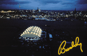 Am Begrüßungsabend gehts zum Musical "Buddy Holly", hier die erleuchtete Halle mit der Skyline der Hansestadt.