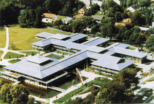 Der Gebäudekomplex des Landratsamtes in Starnberg aus der Luft gesehen: Funktionalität und Schönheit der großflächigen Metalldächer verschmelzen zu einer konstruktiven und gestalterischen Einheit.