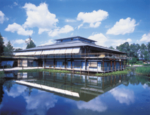 Das Einbeziehen der Außenanlagen mit Wasserflächen und begrünten Arealen gehörte zum architektonischen Konzept der Planer. Die Doppelstehfalzdeckung reflektiert das Himmelslicht und setzt einen besonderen Akzent.