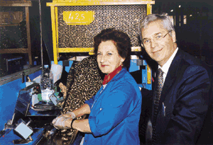 Tradition: Nach 40 Jahren in der Produktion bei Comap macht es ihr immer noch Spaß mit dem Direktor ein Schwätzchen zu halten. Hier wird jeder Fitting auf Dichtheit geprüft.