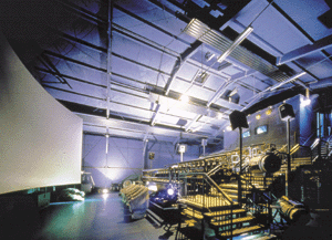 Bild 4: Showscan Actionkino mit hydraulisch bewegten Sitzreihen (ähnlich Flugsimulation). Die Strahlplatten sind einfach an die Hauptkonstruktion angehängt und ebenfalls schwarz lackiert.