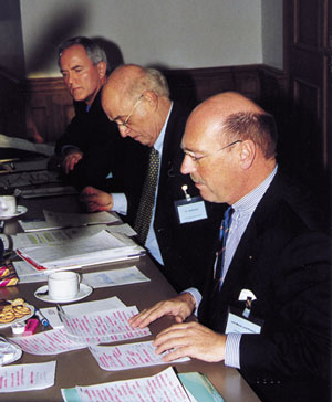 Fakten, Informationen und Standpunkte: Eine Standortbestimmung zum "SHK-Handwerk an der Schwelle zum neuen Jahrtausend" gab RA von Bock und Polach, rechts. Moderator der Diskussionsrunde war Dr. Geißdörfer, Mitte. Als Großhandelsvertreter nannte Karl-Heinz Peikert sechs Eckpfeiler als Basis für die Zukunft.