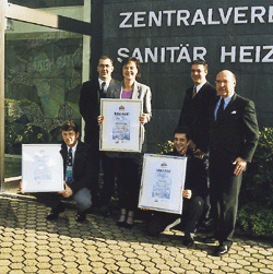 ZVSHK-HGF Michael von Bock und Polach (r.) und IBP-Geschäftsführer Reiner Eisenhut zeichneten Mitte Februar die ersten drei Preisträger des Wettbewerbs pro-SHK für ihre zukunftsorientierten Betriebskonzepte aus.