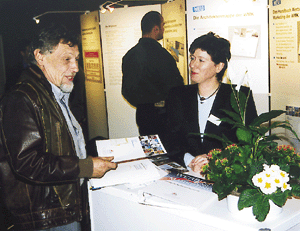 Gabriele Testroet von der Wirtschaftsgemeinschaft Metalldächer und -fassaden in Klempnertechnik (WMK) informierte die Klempner über das Handbuch "Werbung und Marketing".