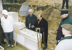 Ganz im Zeichen des Handwerks: Hammerschläge zur Grundsteinlegung. (Mitte, v.l.n.r.) Hugo Schütt, Hauptgeschäftsführer beider Verbände, Obermeister Peter Morisse, Landesinnungsmeister FV SHK Albert Vogler und Werner Maaß, Innung Pinneberg.
