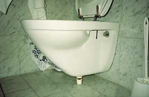 Kreative Problemlösung zum Schmunzeln für ein abgesacktes Wand-WC aufgrund instabiler Leichtbau-Wandbefestigung.