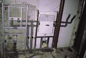 Trockenbau Vorwandinstallation mit Sanitärelementen zur Massivwandbefestigung.