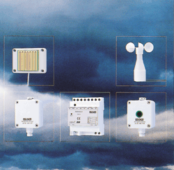 Bild 2: Die EIB-Wetterstation als Zentrale bekommt ihre Informationen von fünf Sensoren für Wind, Regen, Helligkeit, Dämmerung und Temperatur (Foto: Albrecht Jung).