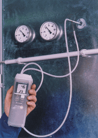 Mit dem "testo 512" lassen sich gleichzeitig der Druck und die Strömungsgeschwindigkeit messen.