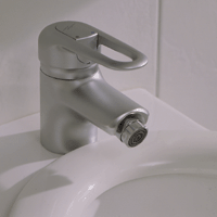 "Hansaronda" mit neuem Bügelgriff. Hier die Bidet-Ausführung in Chrom-Edelmatt.