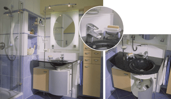 Der Waschplatz bietet Komfort par excellence: Glaswaschtisch (Glasablage mit eingeformten Glasbecken) "Wash & Beauty Magic Line" mit asymmetrischem Unterschrank in Birke / Alu-Kombination sowie Seitenschrank und Hängeschrank mit Front in Birke Furnier. Lichtspiegel und Multifunktionssäule. Rechts: Hansaronda-Waschtischarmatur und Seifenschale aus der Serie "440".