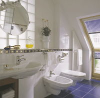 Die "geraden" Wände wurden für alle Elemente ausgenutzt, die Stehhöhe benötigen - hier im Blick Waschtisch, Bidet und WC. Der Wärmekörper im Hintergrund passt sich allerdings bereits der Dachschräge an.