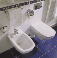 Der intimste Bereich des Bades elegant inszeniert WC und Bidet von "Vitelle", Accessoires ebenfalls aus der "Axor"-Linie "Carlton". Der Kontrast der weißen Sanitärkeramik zu den blauen Boden-Steinzeugfliesen, Serie "Teatro Sol", ist mehr als einen Blick wert. In der Kombination von weißer Wandfliese mit akzentsetzenden blau-goldenen Listellis und Dekorfliesen, Serie "Stella", belebt das Farbthema den gesamten Raum und zwar wirkungsvoll bei Tages- und bei elektrischem Licht.