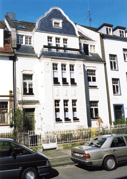 In dem 1910 errichteten Jugendstilgebäude in Köln-Ehrenfeld wurde die alte Schwerkraftanlage gegen eine Öl-Zentralheizung mit 3-Wege-Mischer und Umwälzpumpe ausgetauscht. Für zusätzlichen Komfort sorgt die Installation einer Flächenheizung aus Kupferrohr.