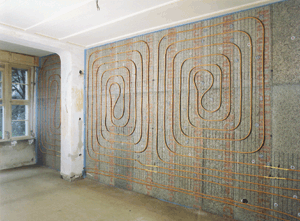 Auf einem AKS-Gitter wurden die Kupferrohre der Dimension 12 x 0,7 mm mit Kabelbinder befestigt und dieses an die Wand geschraubt. Abschließend erfolgte der Putzauftrag in zwei Lagen.