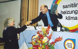 Bei aller Organisation auch noch Geburtstag: Michael von Bock und Polach war dies eine gewichtige Anerkennung für Anne Schumacher wert.