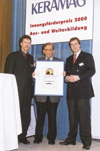 "Innungsförderpreis 2000": 2. Preis Innung Köln. Bei der Überreichung der Urkunde an Peter Stockem, Franz Grawe (links) und Dr. Kai Bauche (rechts), beide Keramag AG, Ratingen.