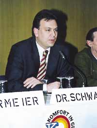Dr. Wolfgang Schwarz, der am 1. März 2000, zum Hauptgeschäftsführer ernannt wurde, erläuterte die Situation der IFH/Intherm in Nürnberg und warb um die Teilnahme an dieser wichtigen Fachmesse für den süddeutschen Raum.