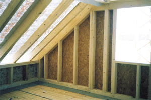 Bild 1: Innenansicht der Holzrahmenelemente bestehend aus 16 cm dicken Holzrahmen, außen beplankt mit Spanplatten. Das Dach ist mit einer diffusionsoffenen Unterspannbahn abgedeckt.