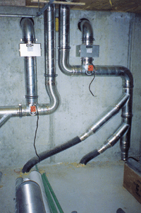 Bild 7: Rohreinschubventilatoren mit verbessertem Gleichstrommotor. Die Ventilatoren werden mitsamt dem Rohr gedämmt und sind hinterher von außen nicht mehr sichtbar.