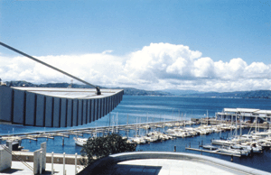 Die Maori nennen Neuseeland "Land der langen weißen Wolke". Beim Blick von der Aussichtsplattform des neuen Nationalmuseums in Wellington wird erkennbar, was gemeint ist.